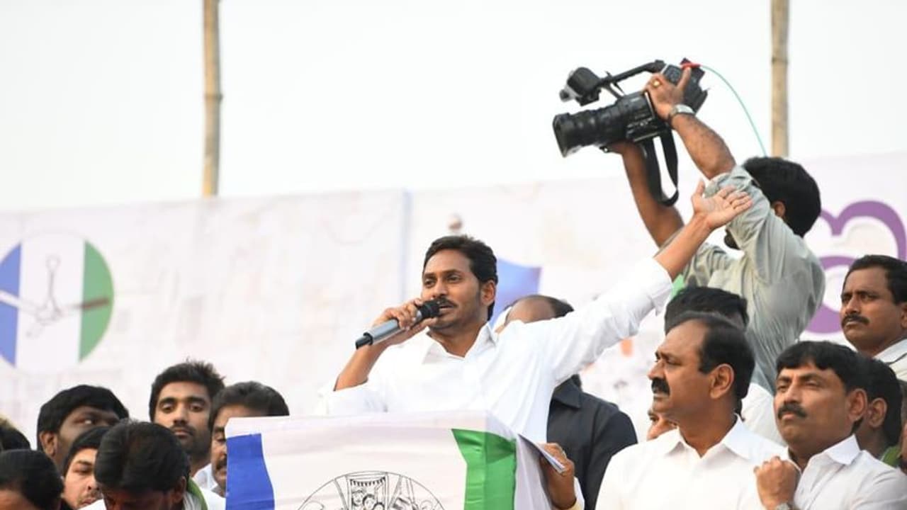 ఆనాడు హోదా వద్దని, ఎన్నికలవేళ కావాలని రాజకీయమా : టీడీపీపై వైసీపీ మండిపాటు ఆనాడు హోదా వద్దని, ఎన్నికలవేళ కావాలని రాజకీయమా : టీడీపీపై వైసీపీ మండిపాటు