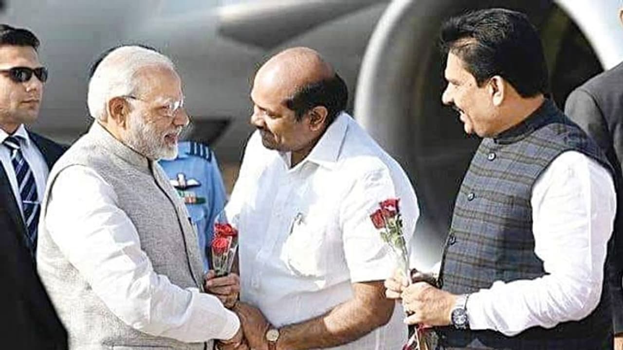 ಸಿಎಂ ಕುಮಾರಸ್ವಾಮಿ ಆರೋಗ್ಯ ವಿಚಾರಿಸಿದ ಪ್ರಧಾನಿ ಮೋದಿ! ಸಿಎಂ ಕುಮಾರಸ್ವಾಮಿ ಆರೋಗ್ಯ ವಿಚಾರಿಸಿದ ಪ್ರಧಾನಿ ಮೋದಿ!