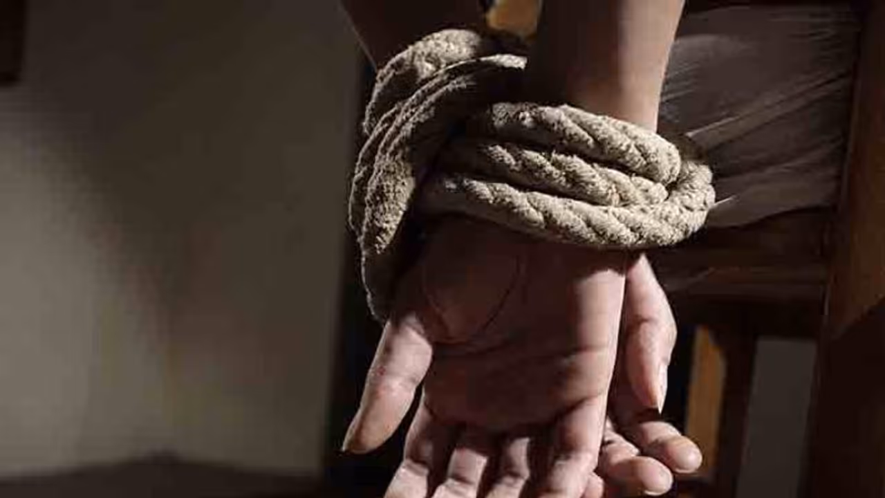 వ్యాపారిని కిడ్నాప్ చేసి కొట్టుకొంటూ నగరమంతా తిప్పారు