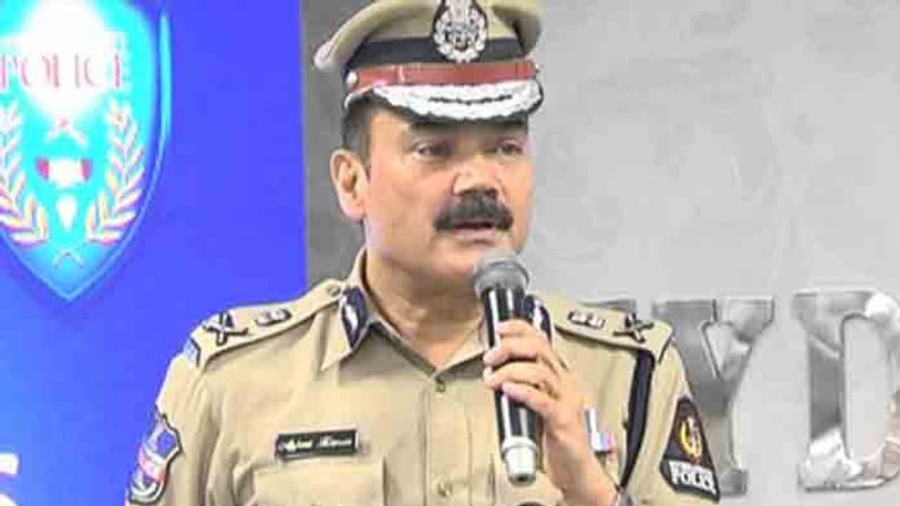 పద్మశ్రీ నమ్మకాన్ని నిలబెట్టుకుంటాం: జయరాం హత్యపై హైదరాబాద్ సిపి పద్మశ్రీ నమ్మకాన్ని నిలబెట్టుకుంటాం: జయరాం హత్యపై హైదరాబాద్ సిపి