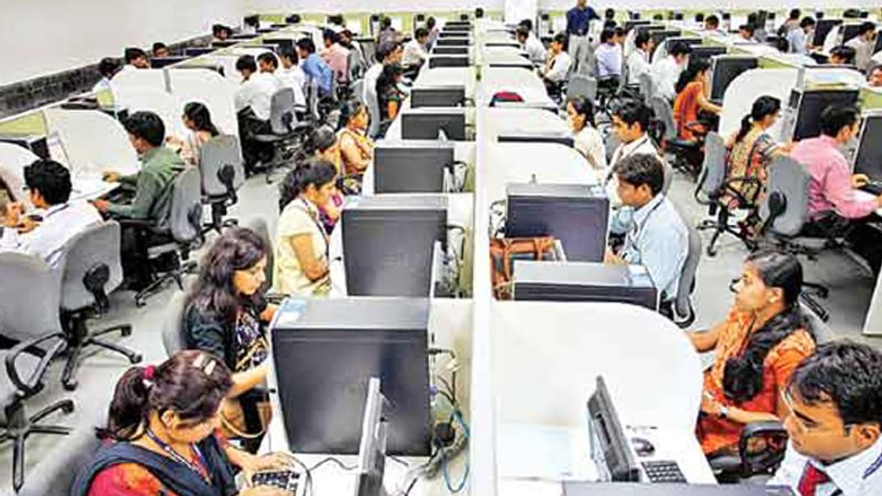 ట్రంప్ పుణ్యం మరి: కెనడా, బ్రిటన్ వైపు రూట్ మార్చిన భారత్ యువత ట్రంప్ పుణ్యం మరి: కెనడా, బ్రిటన్ వైపు రూట్ మార్చిన భారత్ యువత