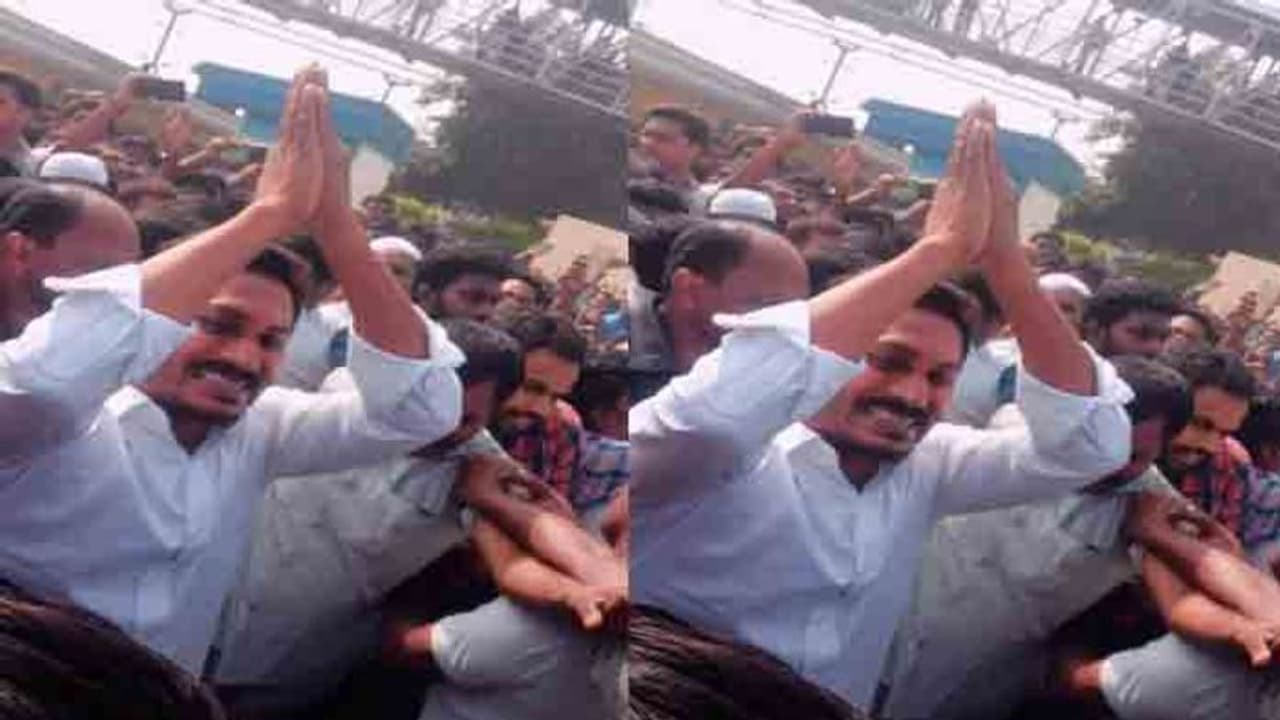 రేణిగుంట చేరుకున్న జగన్: ఘనస్వాగతం పలికిన వైసీపీ శ్రేణులు రేణిగుంట చేరుకున్న జగన్: ఘనస్వాగతం పలికిన వైసీపీ శ్రేణులు