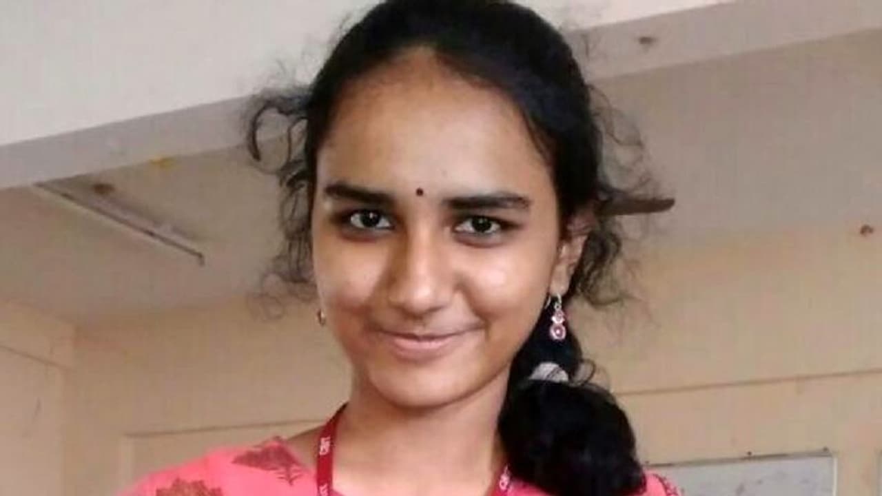 10 ാം വയസ്സില് പത്താം ക്ലാസ്, 12 ാം വയസ്സില് പ്ലസ് ടു; കാറ്റ് പരീക്ഷയില് 95.95 ശതമാനം; മിടുക്കിയല്ല മിടുമിടുക്കി 10 ാം വയസ്സില് പത്താം ക്ലാസ്, 12 ാം വയസ്സില് പ്ലസ് ടു; കാറ്റ് പരീക്ഷയില് 95.95 ശതമാനം; മിടുക്കിയല്ല മിടുമിടുക്കി