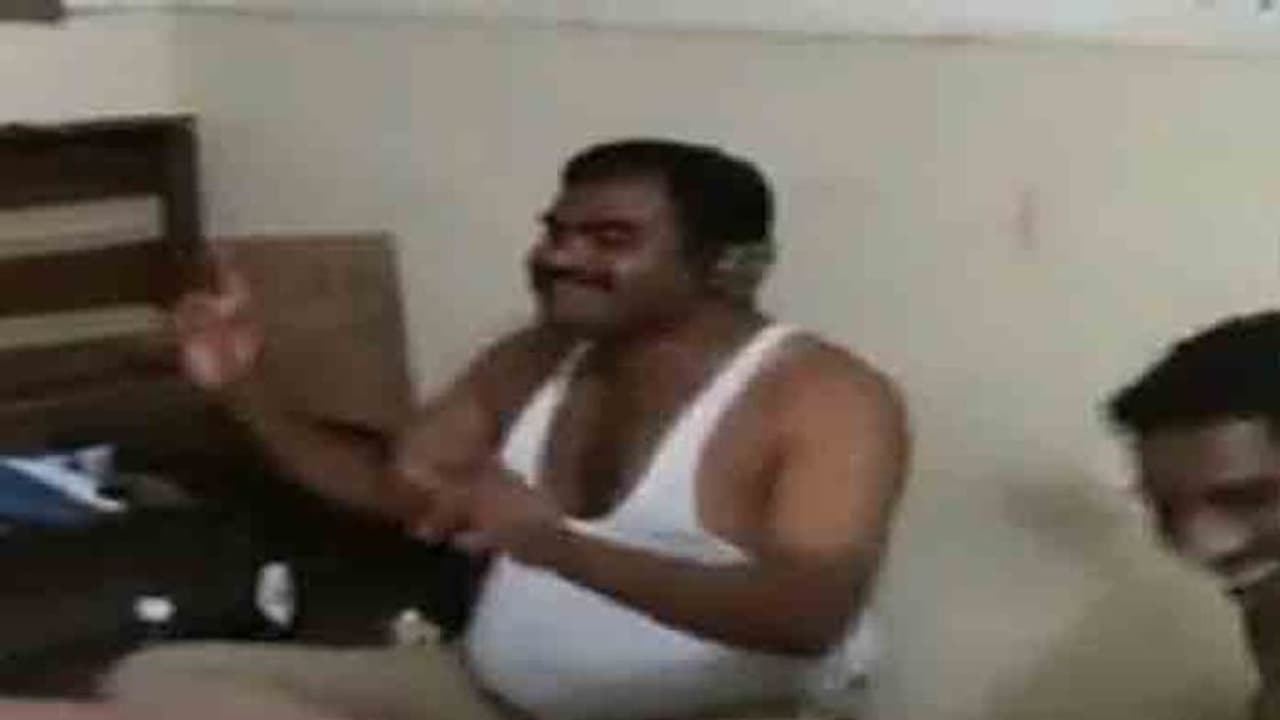 బెజవాడలో ఖాకీల బరితెగింపు.. స్టేషన్లోనే పేకాట, మద్యం తాగి చిందులు బెజవాడలో ఖాకీల బరితెగింపు.. స్టేషన్లోనే పేకాట, మద్యం తాగి చిందులు