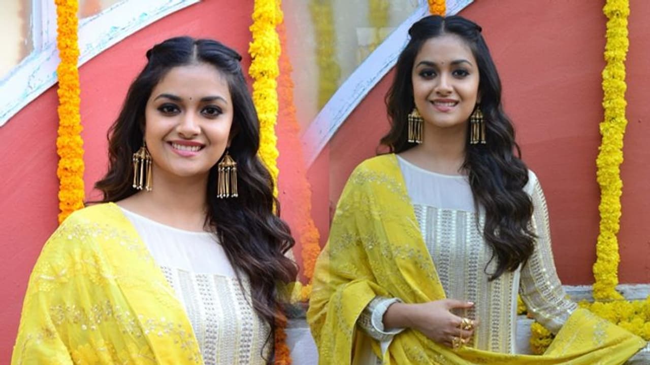 కాజల్ ని కాదని.. కీర్తిపై కన్నేసిన సీనియర్ డైరెక్టర్! కాజల్ ని కాదని.. కీర్తిపై కన్నేసిన సీనియర్ డైరెక్టర్!