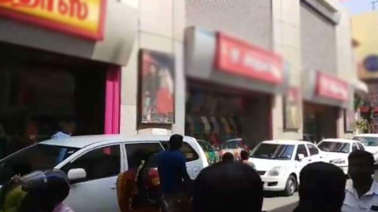 பிரபல துணிக்கடையில் வருமான வரித்துறையினர் அதிரடி சோதனை... முக்கிய ஆவணங்கள் சிக்கின..! பிரபல துணிக்கடையில் வருமான வரித்துறையினர் அதிரடி சோதனை... முக்கிய ஆவணங்கள் சிக்கின..!