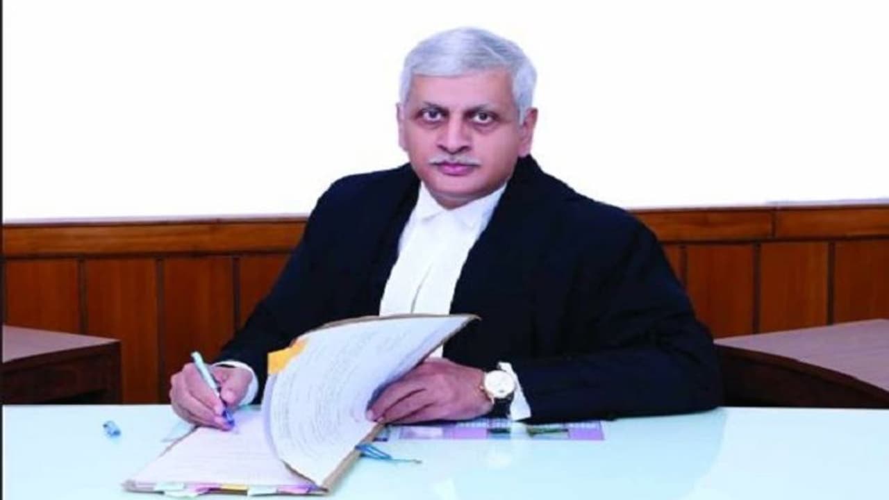 കരുതൽ തടങ്കൽ ഭരണഘടനപരമായിരിക്കണമെന്ന് ഓർമ്മിപ്പിച്ച് ജസ്റ്റിസ് ലളിത് കരുതൽ തടങ്കൽ ഭരണഘടനപരമായിരിക്കണമെന്ന് ഓർമ്മിപ്പിച്ച് ജസ്റ്റിസ് ലളിത്