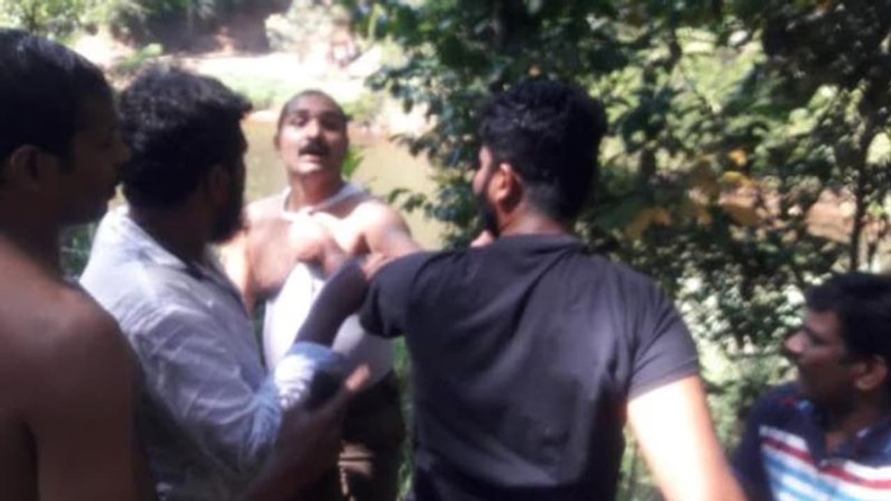 രക്ഷപ്പെടാന് പ്രതി ആറ്റില് ചാടി; പിന്നാലെ ചാടി നീന്തി പിടികൂടിയ എസ് ഐക്ക് കൈയ്യടി രക്ഷപ്പെടാന് പ്രതി ആറ്റില് ചാടി; പിന്നാലെ ചാടി നീന്തി പിടികൂടിയ എസ് ഐക്ക് കൈയ്യടി