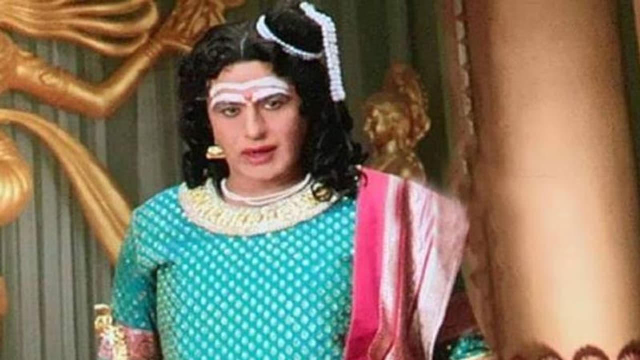 బాలయ్య 'బృహన్నల' గెటప్.. ఆడుకుంటున్నారుగా! బాలయ్య 'బృహన్నల' గెటప్.. ఆడుకుంటున్నారుగా!