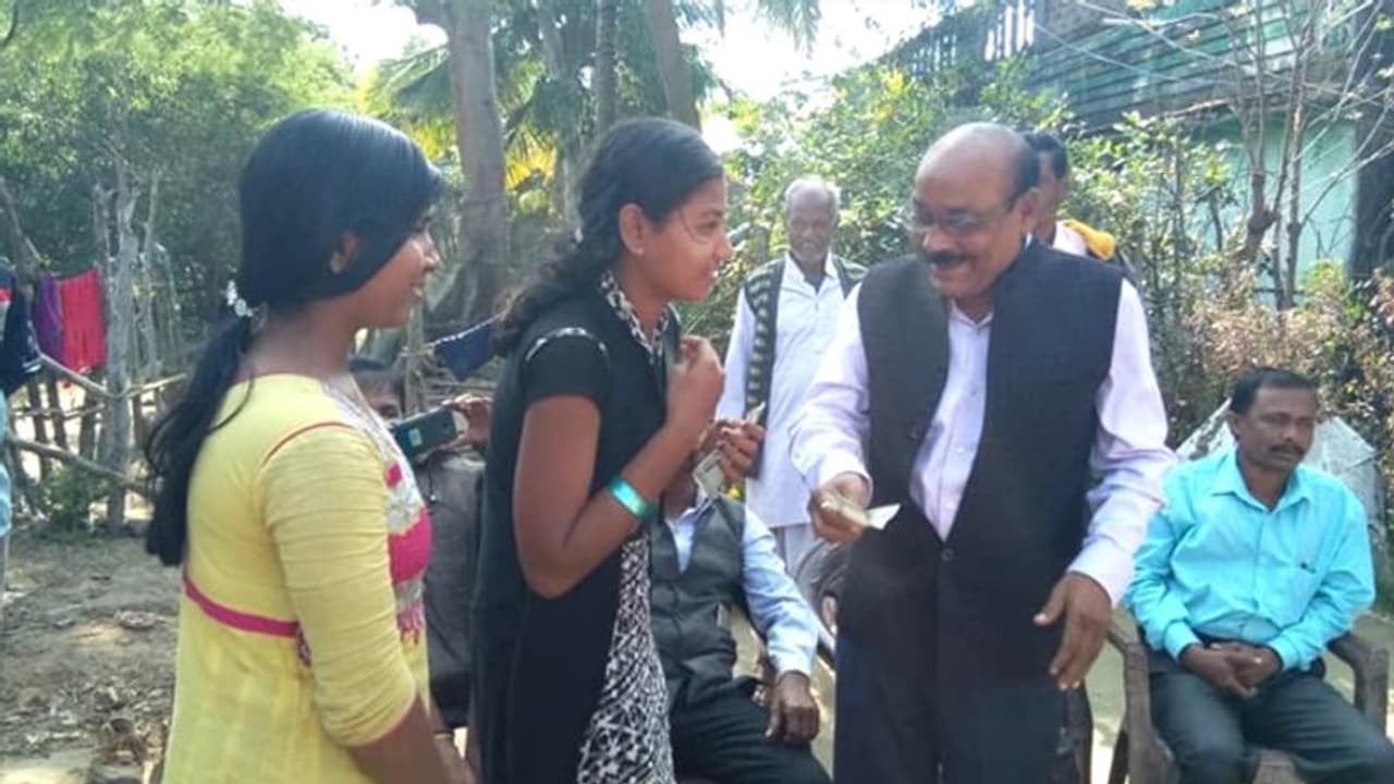 രക്ഷാപ്രവര്ത്തനത്തിനായി മുതലകളുള്ള പുഴയിലേക്ക് എടുത്ത് ചാടിയ പെണ്കുട്ടികള്; രക്ഷിച്ചത് 20ലധികം പേരെ! രക്ഷാപ്രവര്ത്തനത്തിനായി മുതലകളുള്ള പുഴയിലേക്ക് എടുത്ത് ചാടിയ പെണ്കുട്ടികള്; രക്ഷിച്ചത് 20ലധികം പേരെ!