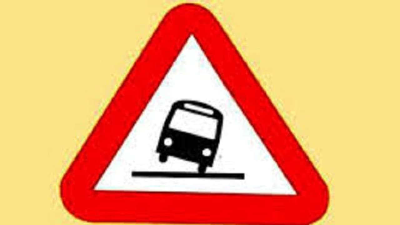 ಟಂಟಂ ಲಾರಿ ಅಪಘಾತ : ಸ್ಥಳದಲ್ಲಿಯೇ ಐವರ ಸಾವು ಟಂಟಂ ಲಾರಿ ಅಪಘಾತ : ಸ್ಥಳದಲ್ಲಿಯೇ ಐವರ ಸಾವು