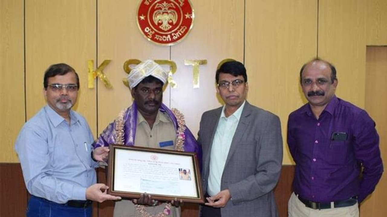 ಲಕ್ಷಾಂತರ ಮೌಲ್ಯದ ಚಿನ್ನಾಭರಣ ಬ್ಯಾಗ್‌ ಮರಳಿಸಿದ KSRTC ಕಂಡಕ್ಟರ್