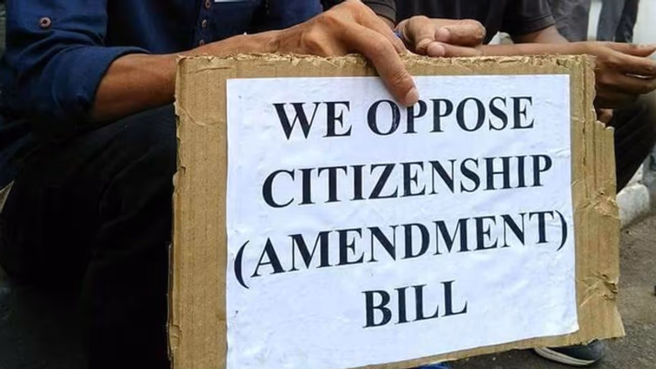 ಪೌರತ್ವ ಬಿಲ್ಗೆ ವಿರೋಧ: ಸಾಹಿತಿ ಸೇರಿ 3 ಜನರ ಮೇಲೆ ರಾಜದ್ರೋಹ ಪೌರತ್ವ ಬಿಲ್ಗೆ ವಿರೋಧ: ಸಾಹಿತಿ ಸೇರಿ 3 ಜನರ ಮೇಲೆ ರಾಜದ್ರೋಹ