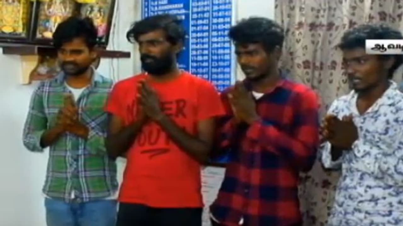 குடும்பம், குட்டிகளோட ஊரை விட்டே ஓடிடுறேன் சார்... போலீசாரிடம் கதறும் ரவுடிகள்! குடும்பம், குட்டிகளோட ஊரை விட்டே ஓடிடுறேன் சார்... போலீசாரிடம் கதறும் ரவுடிகள்!