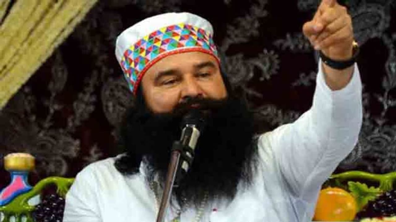 డేరా బాబా బర్త్డే: పోస్టాఫీస్లో భక్తుల కోలాహలం డేరా బాబా బర్త్డే: పోస్టాఫీస్లో భక్తుల కోలాహలం