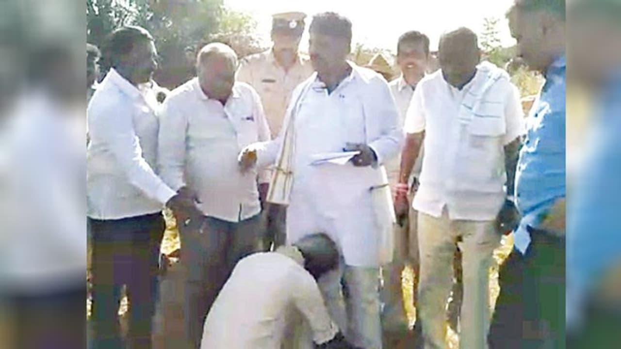 ಬೆಳೆ ಪರಿಹಾರಕ್ಕಾಗಿ ಡಿಕೆಶಿ ಕಾಲಿಗೆ ಬಿದ್ದ ರೈತ!