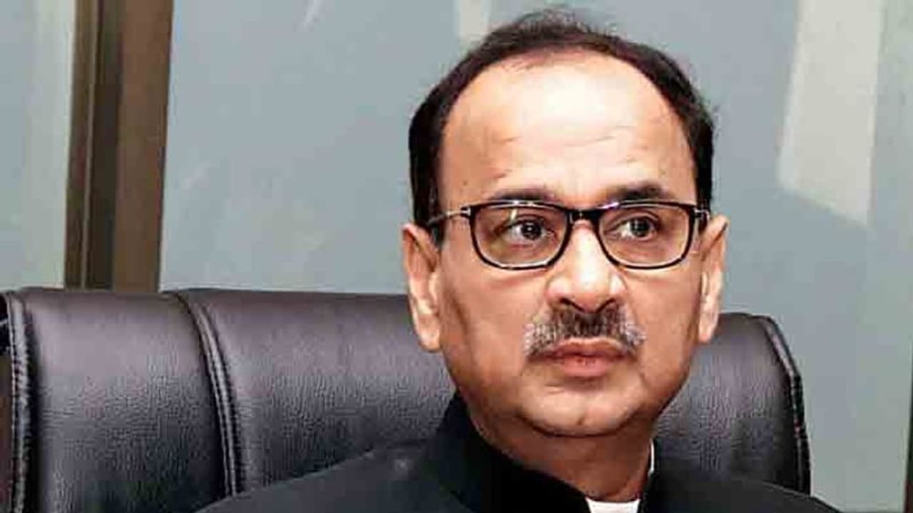 ఒక్కరి ఆరోపణతోనే నాపై బదిలీ వేటు, సీబీఐని కాపాడండి: అలోక్ వర్మ ఒక్కరి ఆరోపణతోనే నాపై బదిలీ వేటు, సీబీఐని కాపాడండి: అలోక్ వర్మ