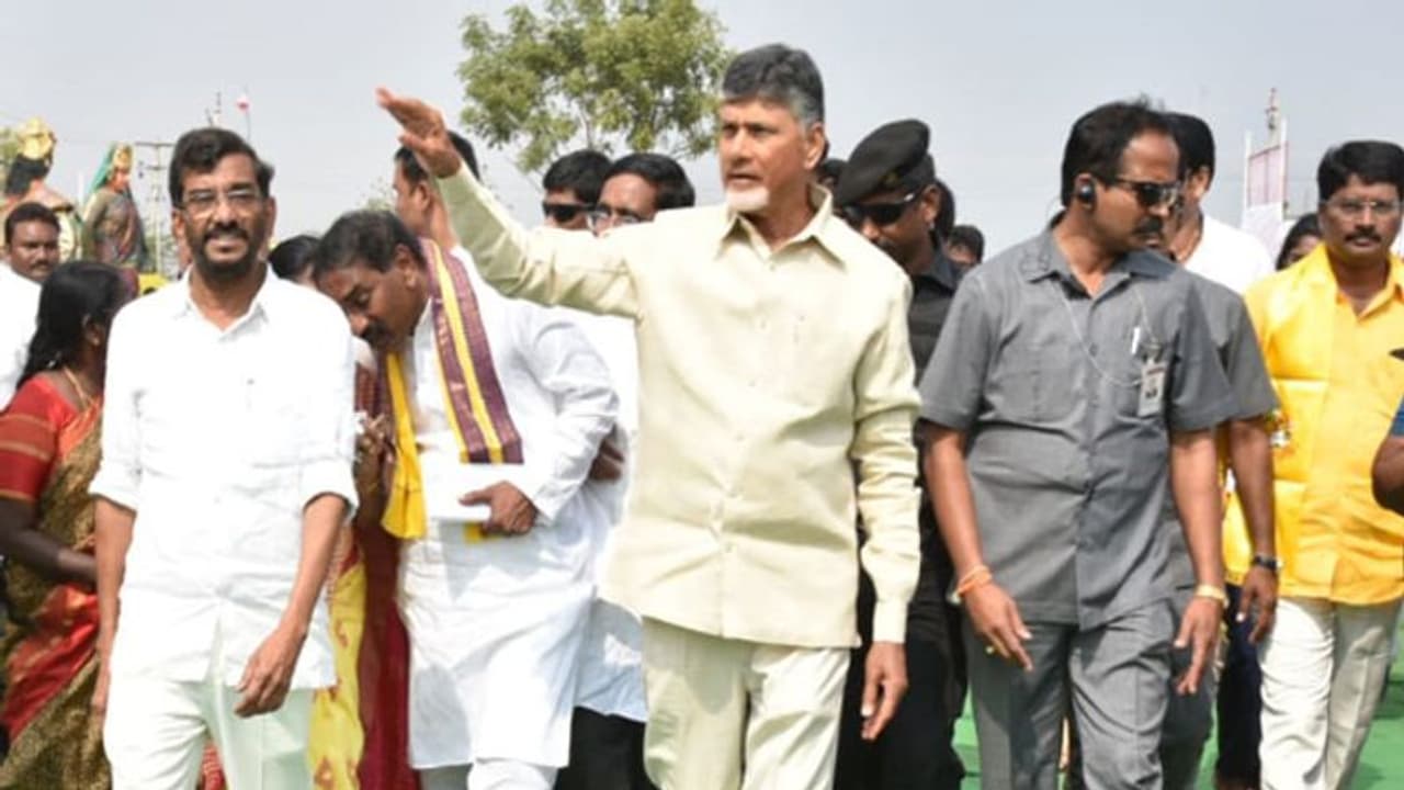 ఇంటింటికి స్మార్ట్ ఫోన్, త్వరలో 1.30 లక్షల ఉద్యోగాలు : చంద్రబాబు ఇంటింటికి స్మార్ట్ ఫోన్, త్వరలో 1.30 లక్షల ఉద్యోగాలు : చంద్రబాబు