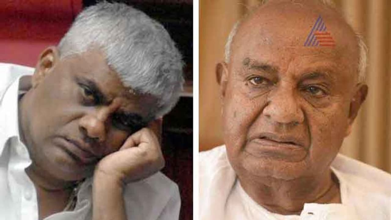 ಸಭೆ ನಡುವೆಯೇ ಪುತ್ರ ರೇವಣ್ಣಗೆ ತಂದೆ ದೇವೇಗೌಡರ ಫುಲ್ ಕ್ಲಾಸ್ ಸಭೆ ನಡುವೆಯೇ ಪುತ್ರ ರೇವಣ್ಣಗೆ ತಂದೆ ದೇವೇಗೌಡರ ಫುಲ್ ಕ್ಲಾಸ್