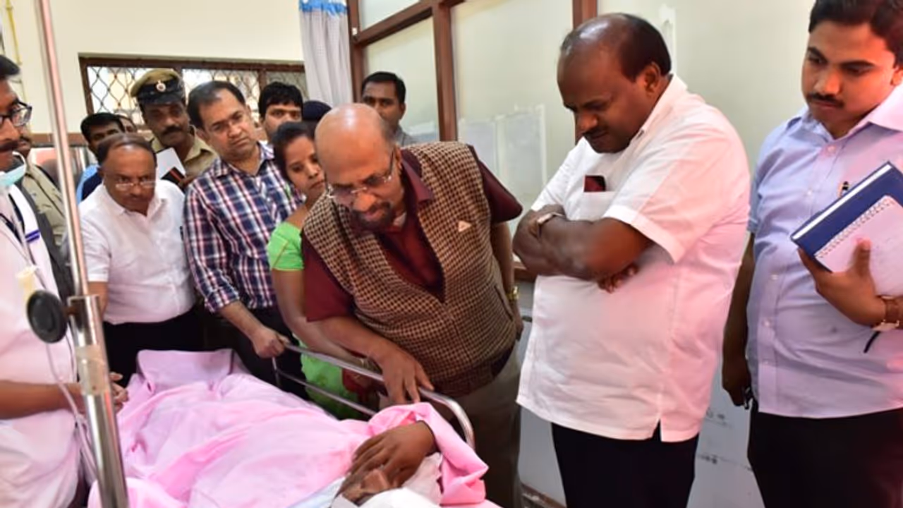 Suicide attempt on Namma metro tracks, man jumps off platform Suicide attempt on Namma metro tracks, man jumps off platform