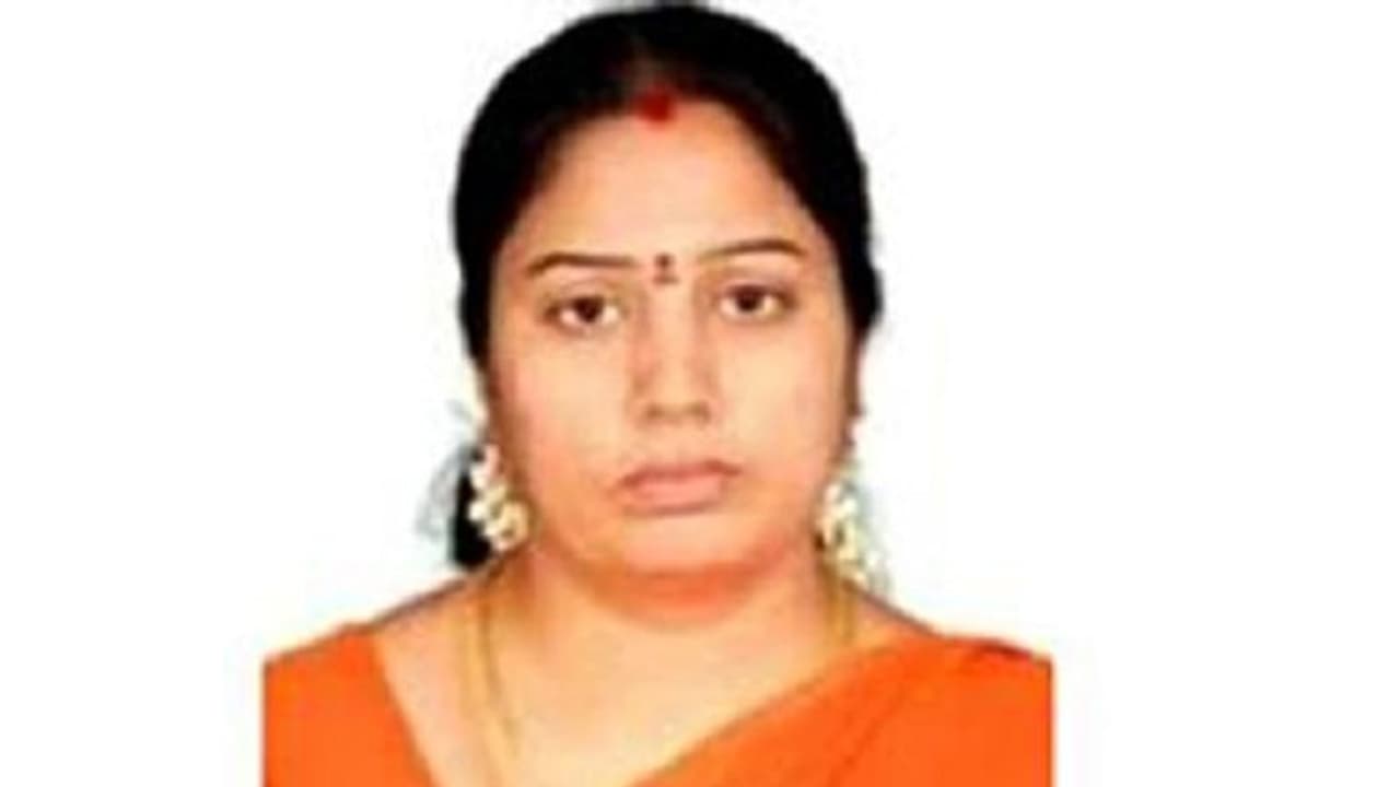 நீதிமன்றத்தில் மயங்கி விழுந்த நிர்மலா தேவி...!! தண்ணீர் தெளித்து எழுப்பிய போலீஸ்...!! நீதிமன்றத்தில் மயங்கி விழுந்த நிர்மலா தேவி...!! தண்ணீர் தெளித்து எழுப்பிய போலீஸ்...!!