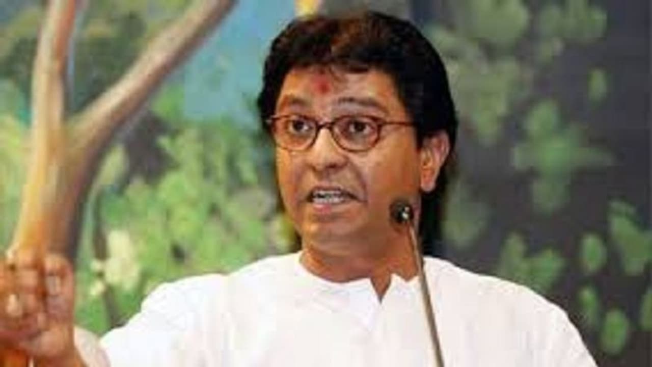 राज ठाकरे की मनसे ने शिवसेना भवन के बाहर लाउडस्पीकर पर बजाई हनुमान चालीसा, पुलिस ने किया गिरफ्तार 