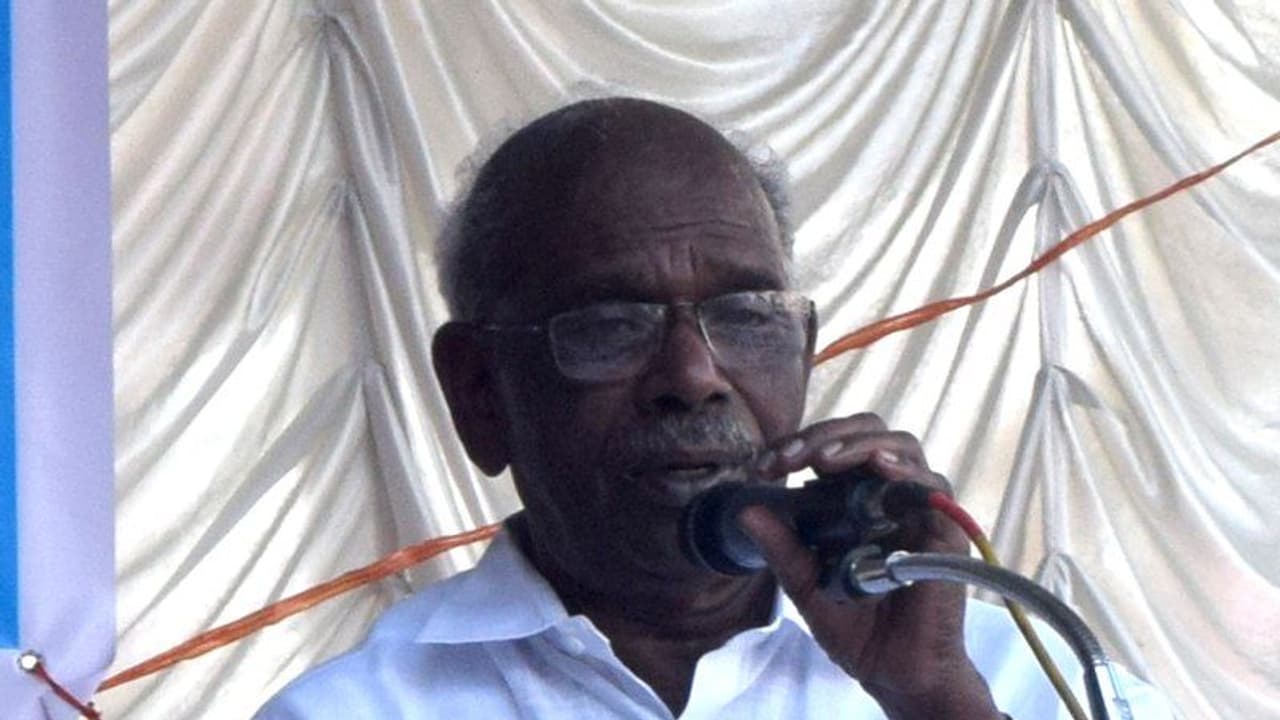 എം എം മണി എംഎല്എയുടെ വാഹനം തടഞ്ഞ് നിര്ത്തി അസഭ്യം വിളിച്ചതായി പരാതി എം എം മണി എംഎല്എയുടെ വാഹനം തടഞ്ഞ് നിര്ത്തി അസഭ്യം വിളിച്ചതായി പരാതി