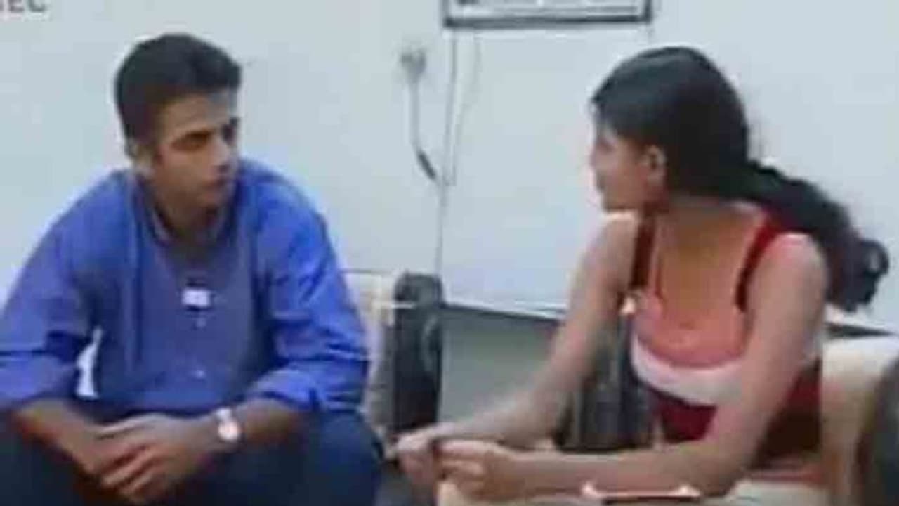 ద్రవిడ్ యువతిని ఎలా కన్విన్స్ చేశాడో చూడు...పాండ్యాపై నెటిజన్ల క్లాస్ ద్రవిడ్ యువతిని ఎలా కన్విన్స్ చేశాడో చూడు...పాండ్యాపై నెటిజన్ల క్లాస్