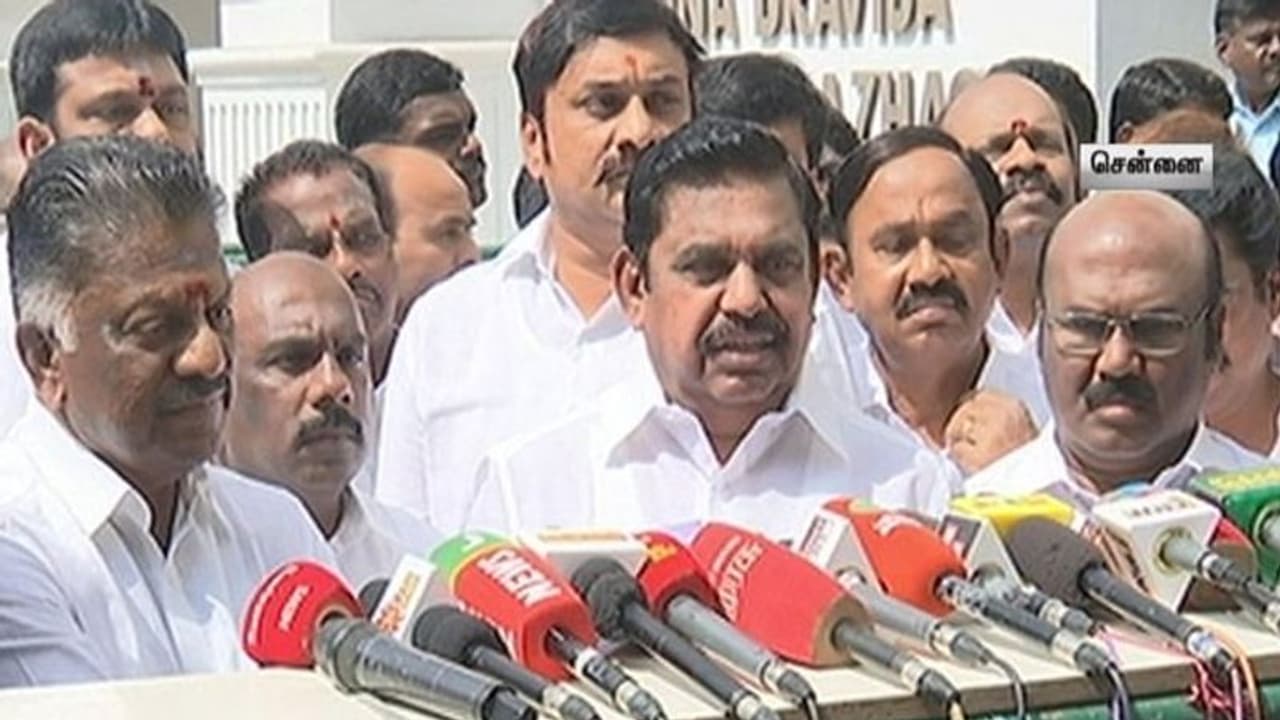 కమల్, రజనీకాంత్ అజ్ఞానులు, కాళ్లపై పడి సీఎం అయ్యారంటూ..: పళనిస్వామి సంచలన వ్యాఖ్యలు