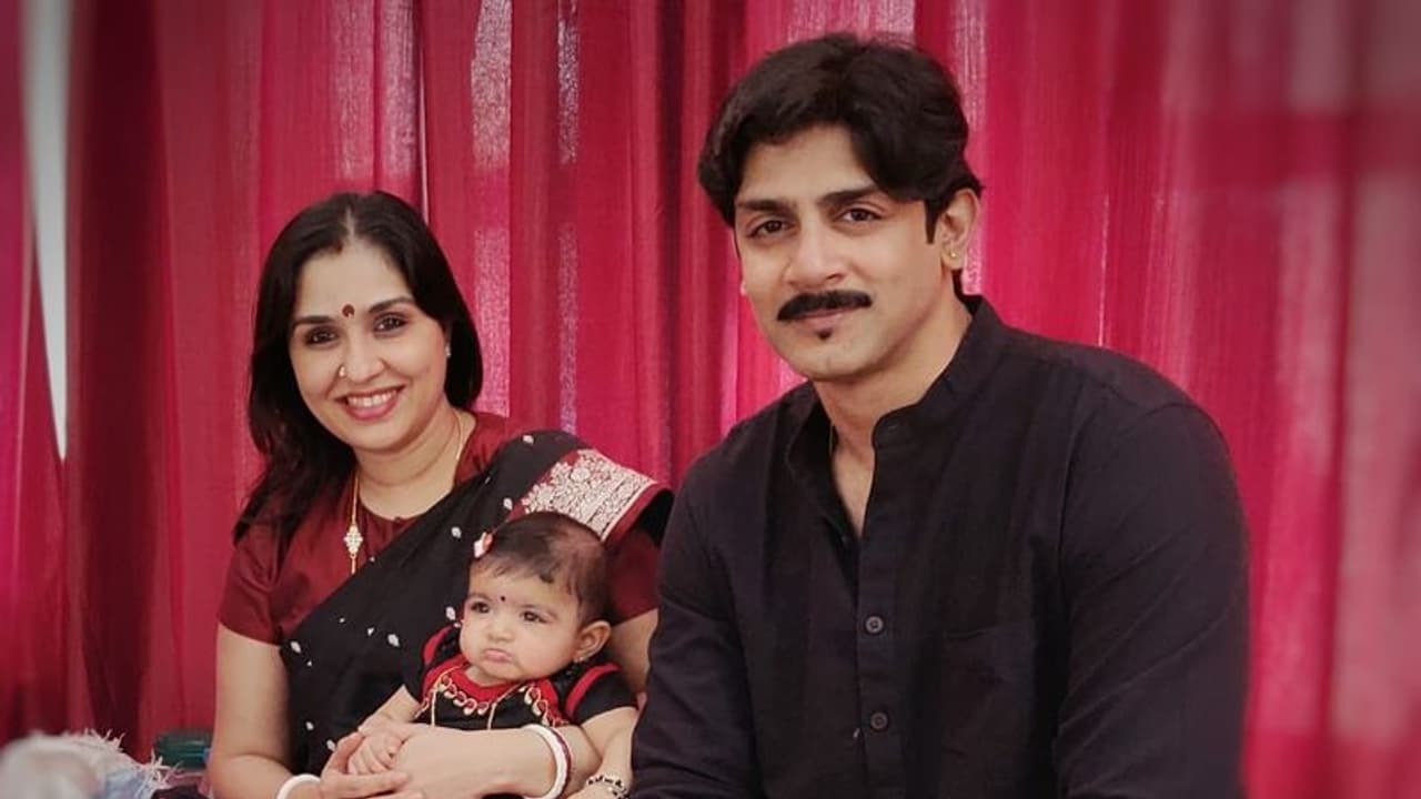 ಮುದ್ದು ಮಗಳನ್ನು ಪರಿಚಯಿಸಿದ್ರು ಅನು ಪ್ರಭಾಕರ್ ದಂಪತಿ ಮುದ್ದು ಮಗಳನ್ನು ಪರಿಚಯಿಸಿದ್ರು ಅನು ಪ್ರಭಾಕರ್ ದಂಪತಿ