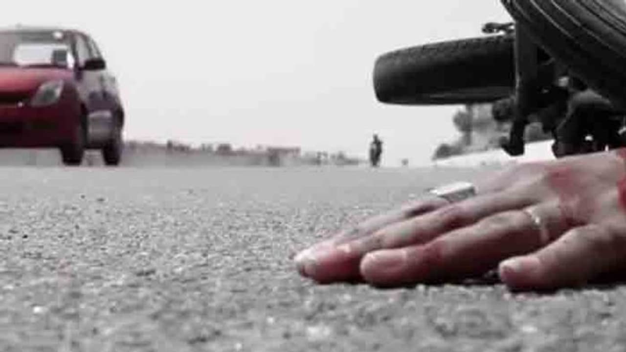 తమిళనాడులో రోడ్డు ప్రమాదం: లారీలోకి ఎగిరిపడిన డెడ్బాడీ, కర్నూలులో ప్రత్యక్షం తమిళనాడులో రోడ్డు ప్రమాదం: లారీలోకి ఎగిరిపడిన డెడ్బాడీ, కర్నూలులో ప్రత్యక్షం