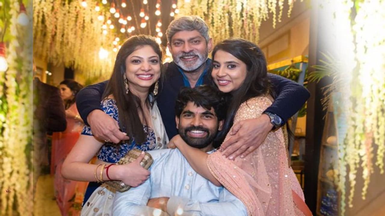 అల్లుడికి గ్రాండ్ వెల్కమ్ చెప్పిన జగ్గు భాయ్! అల్లుడికి గ్రాండ్ వెల్కమ్ చెప్పిన జగ్గు భాయ్!