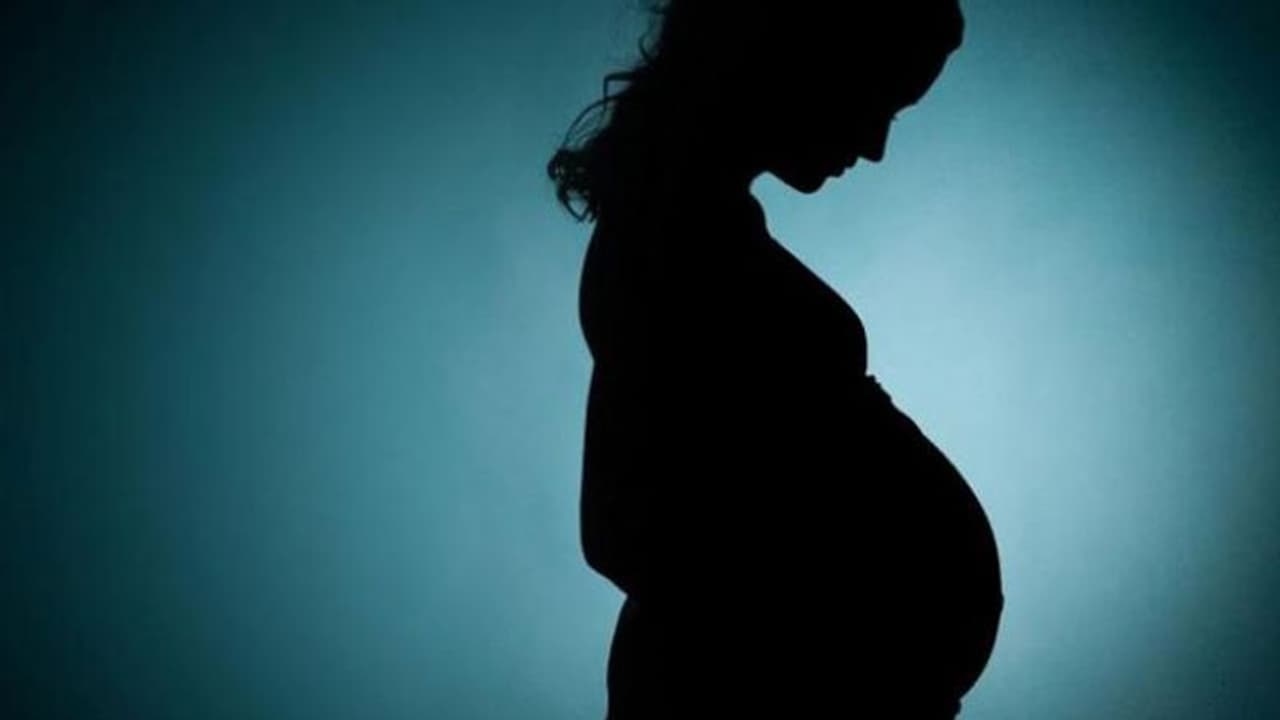 బస్టాండ్ లో బిడ్డకు జన్మనిచ్చిన మహిళ బస్టాండ్ లో బిడ్డకు జన్మనిచ్చిన మహిళ