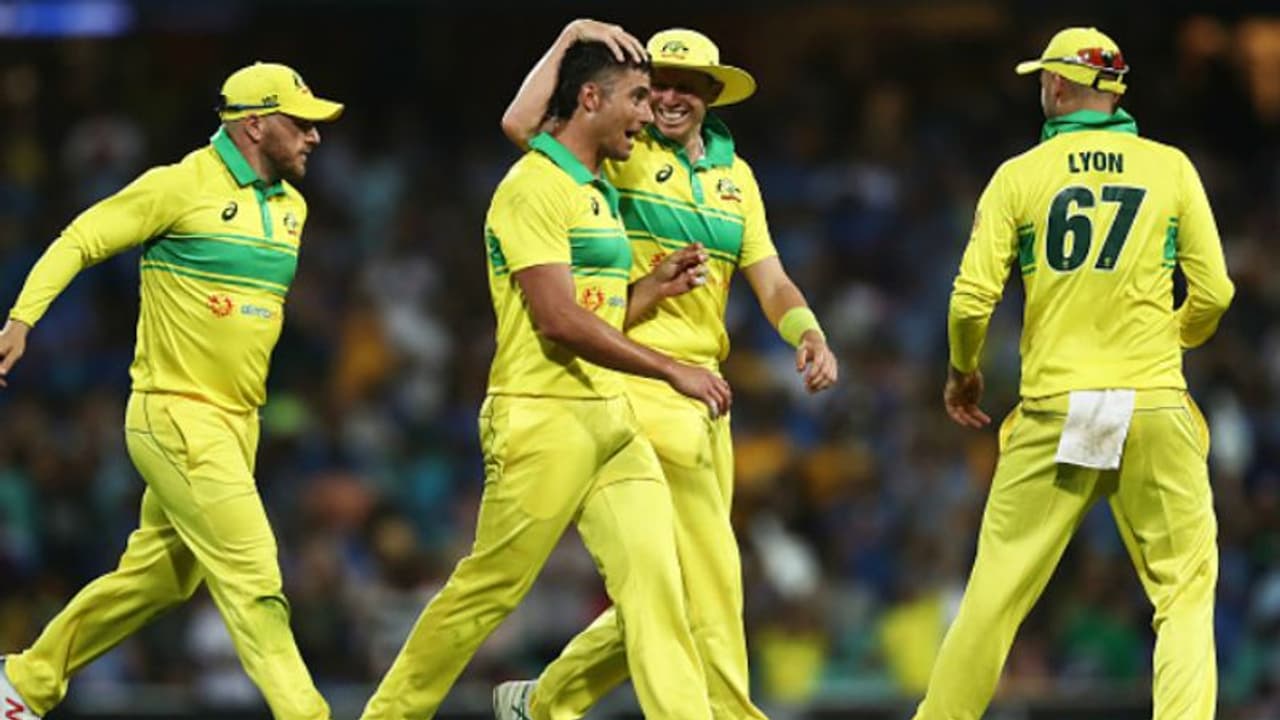 సిడ్నీ వన్డే: రోహిత్ సెంచరీ వృధా...34 పరుగుల తేడాతో భారత్ ఓటమి సిడ్నీ వన్డే: రోహిత్ సెంచరీ వృధా...34 పరుగుల తేడాతో భారత్ ఓటమి