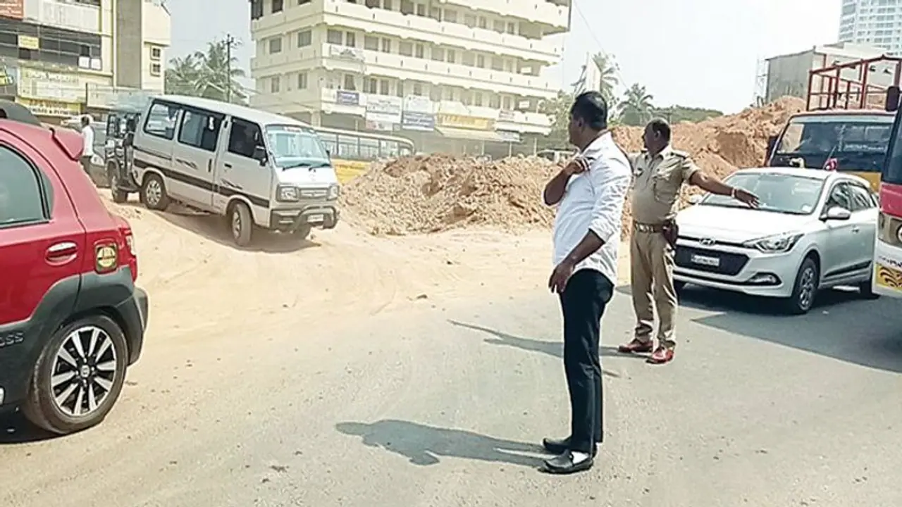 ಟ್ರಾಫಿಕ್ ಪೊಲೀಸ್ ಆದ ಸಚಿವ ಖಾದರ್!: ಪೊಲೀಸರ ಜತೆಗೂಡಿ ಟ್ರಾಫಿಕ್ ಕ್ಲಿಯರ್! ಟ್ರಾಫಿಕ್ ಪೊಲೀಸ್ ಆದ ಸಚಿವ ಖಾದರ್!: ಪೊಲೀಸರ ಜತೆಗೂಡಿ ಟ್ರಾಫಿಕ್ ಕ್ಲಿಯರ್!