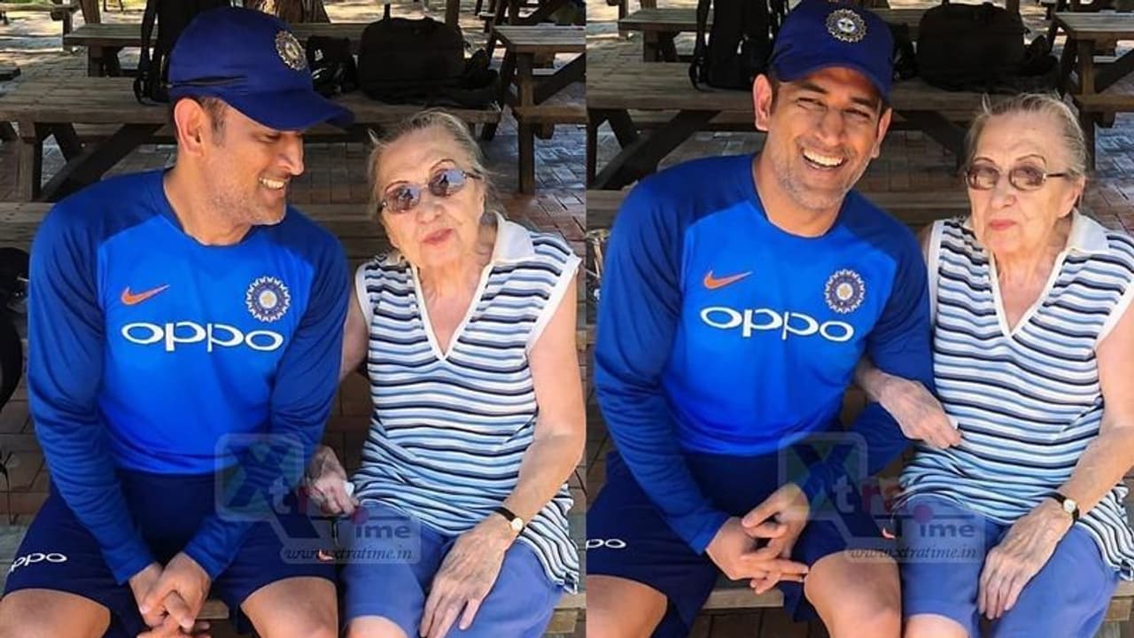 87 ವರ್ಷದ ಅಭಿಮಾನಿ ಆಸೆ ಈಡೇರಿಸಿದ ಧೋನಿ 87 ವರ್ಷದ ಅಭಿಮಾನಿ ಆಸೆ ಈಡೇರಿಸಿದ ಧೋನಿ