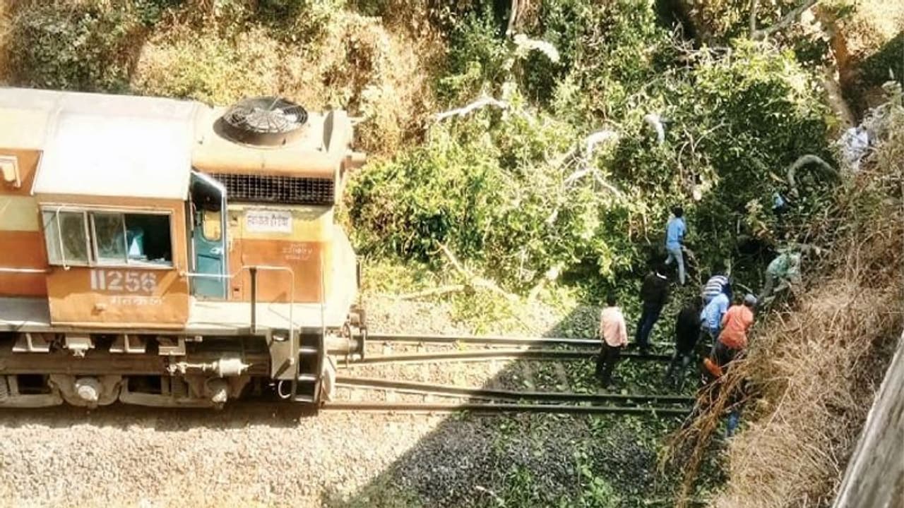 ತಪ್ಪಿತು ಮತ್ತೊಂದು ರೈಲು ದುರಂತ ತಪ್ಪಿಸಿದ ಯುವಕರು! ತಪ್ಪಿತು ಮತ್ತೊಂದು ರೈಲು ದುರಂತ ತಪ್ಪಿಸಿದ ಯುವಕರು!