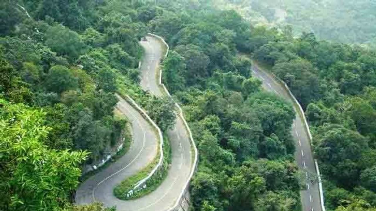 శ్రీశైలం ఘాట్లో లోయలోకి దూసుకెళ్లిన బస్సు.. బస్సులో 50 మంది శ్రీశైలం ఘాట్లో లోయలోకి దూసుకెళ్లిన బస్సు.. బస్సులో 50 మంది