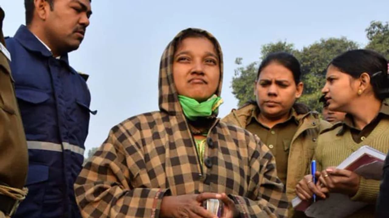 ഇന്ത്യാ വിരുദ്ധ മുദ്രാവാക്യം വിളിച്ചുവെന്നാരോപണം; യുവതിയെ പൊലീസ് അറസ്റ്റ് ചെയ്തു ഇന്ത്യാ വിരുദ്ധ മുദ്രാവാക്യം വിളിച്ചുവെന്നാരോപണം; യുവതിയെ പൊലീസ് അറസ്റ്റ് ചെയ്തു