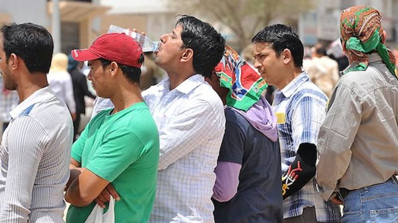 റസിഡന്റ് പെർമിറ്റ് ഇല്ലാത്തവർക്ക് ജോലി നൽകിയാല് സൗദിയില് ജയിലും പിഴയും ശിക്ഷ റസിഡന്റ് പെർമിറ്റ് ഇല്ലാത്തവർക്ക് ജോലി നൽകിയാല് സൗദിയില് ജയിലും പിഴയും ശിക്ഷ