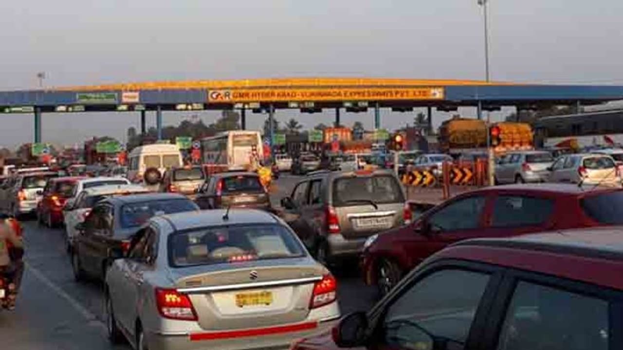 సంక్రాంతి రష్: టోల్ వసూలు రద్దు చేసిన తెలంగాణ ప్రభుత్వం సంక్రాంతి రష్: టోల్ వసూలు రద్దు చేసిన తెలంగాణ ప్రభుత్వం