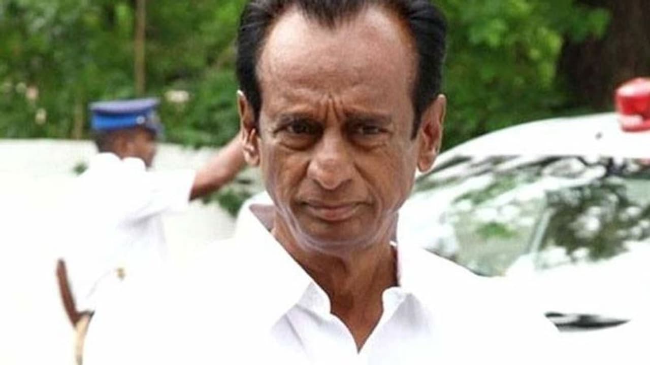 எடப்பாடி பேசிக்கொண்டிருந்த போதே திடீரென மயங்கி விழுந்த செம்மலை.. அதிர்ச்சியில் அதிமுக தொண்டர்கள்.! எடப்பாடி பேசிக்கொண்டிருந்த போதே திடீரென மயங்கி விழுந்த செம்மலை.. அதிர்ச்சியில் அதிமுக தொண்டர்கள்.!