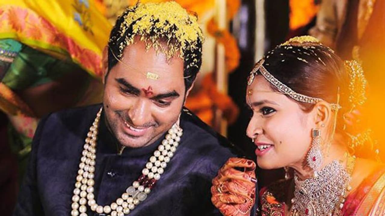 భార్యతో విడాకులు.. డైరెక్టర్ ఏమంటున్నాడంటే..? భార్యతో విడాకులు.. డైరెక్టర్ ఏమంటున్నాడంటే..?