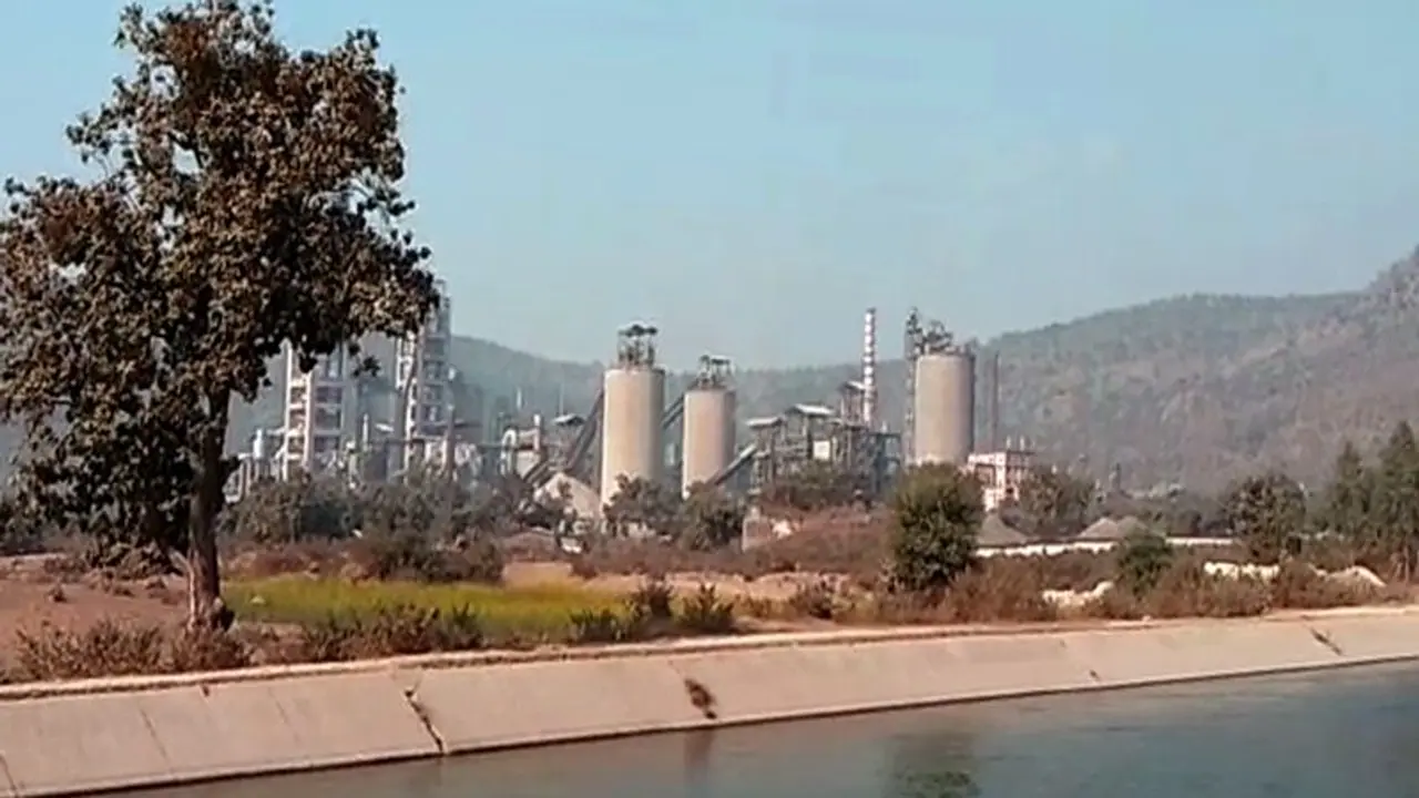 సూర్యాపేటలో సిమెంట్ ఫ్యాక్టరీలో ప్రమాదం: ఐదుగురు కార్మికులకు గాయాలు సూర్యాపేటలో సిమెంట్ ఫ్యాక్టరీలో ప్రమాదం: ఐదుగురు కార్మికులకు గాయాలు