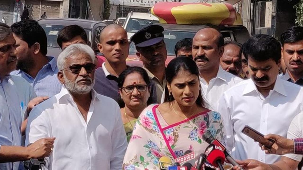 మా అన్నయ్య జగన్పై కూడా పుకార్లు :షర్మిల మా అన్నయ్య జగన్పై కూడా పుకార్లు :షర్మిల