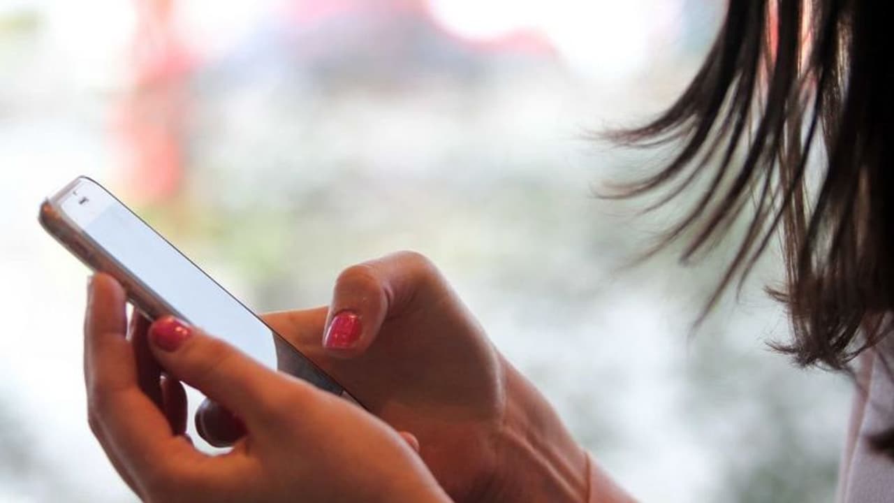 രാവിലെ ഉണരുമ്പോഴേ മൊബൈല്‍ ഫോണ്‍ കയ്യിലെടുത്ത് ആദ്യം നോക്കുന്നത് എന്താണ്?