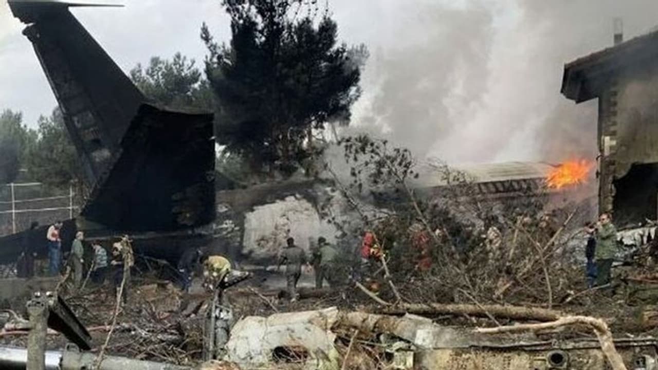 సైనిక విమానం కూలి..15మంది మృతి సైనిక విమానం కూలి..15మంది మృతి