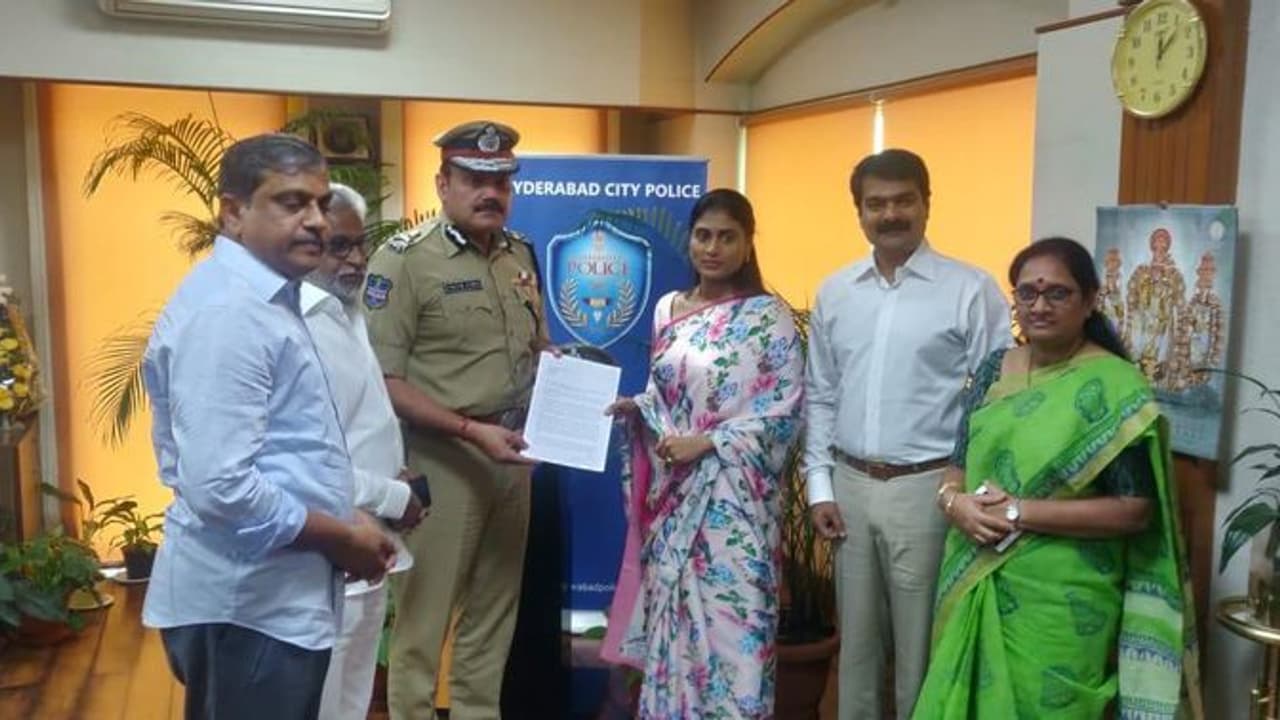 వైఎస్ షర్మిలపై అసభ్యకర పోస్టులు: మరో యువకుడి అరెస్టు వైఎస్ షర్మిలపై అసభ్యకర పోస్టులు: మరో యువకుడి అరెస్టు