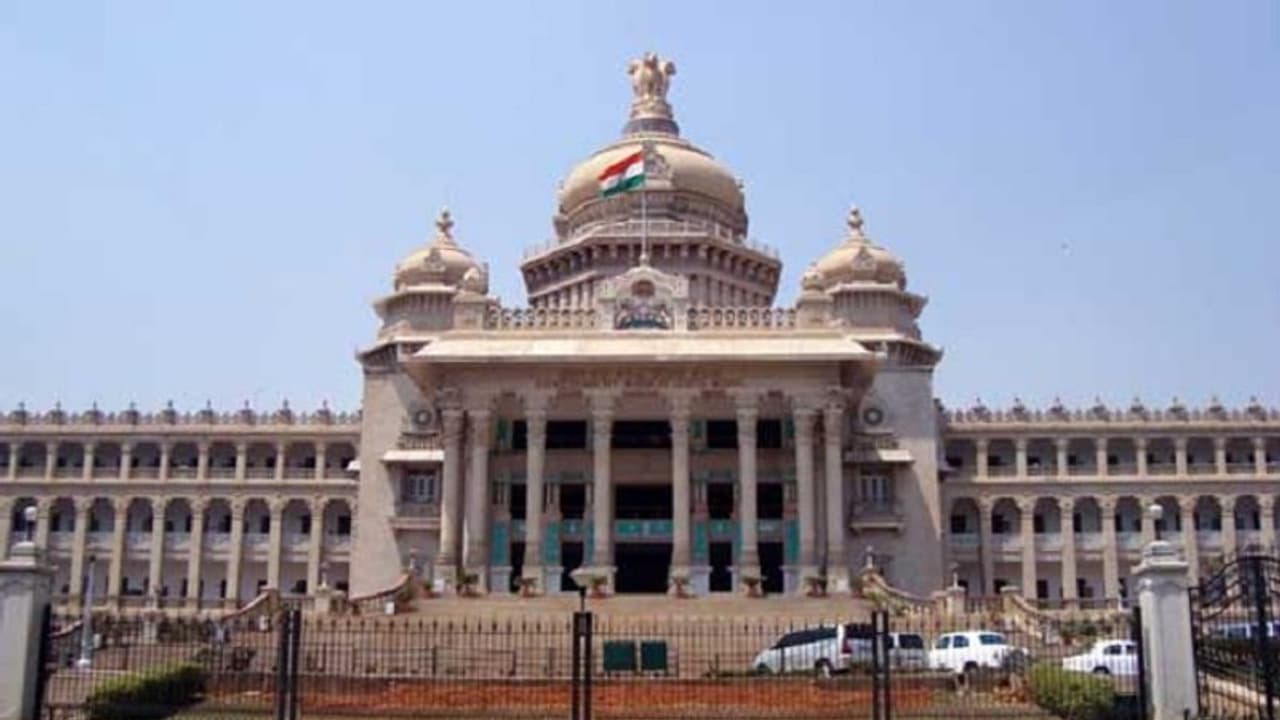 ರಾಜ್ಯದ 6 ಪೊಲೀಸ್ ಅಧಿಕಾರಿಗಳ ವರ್ಗ ರಾಜ್ಯದ 6 ಪೊಲೀಸ್ ಅಧಿಕಾರಿಗಳ ವರ್ಗ