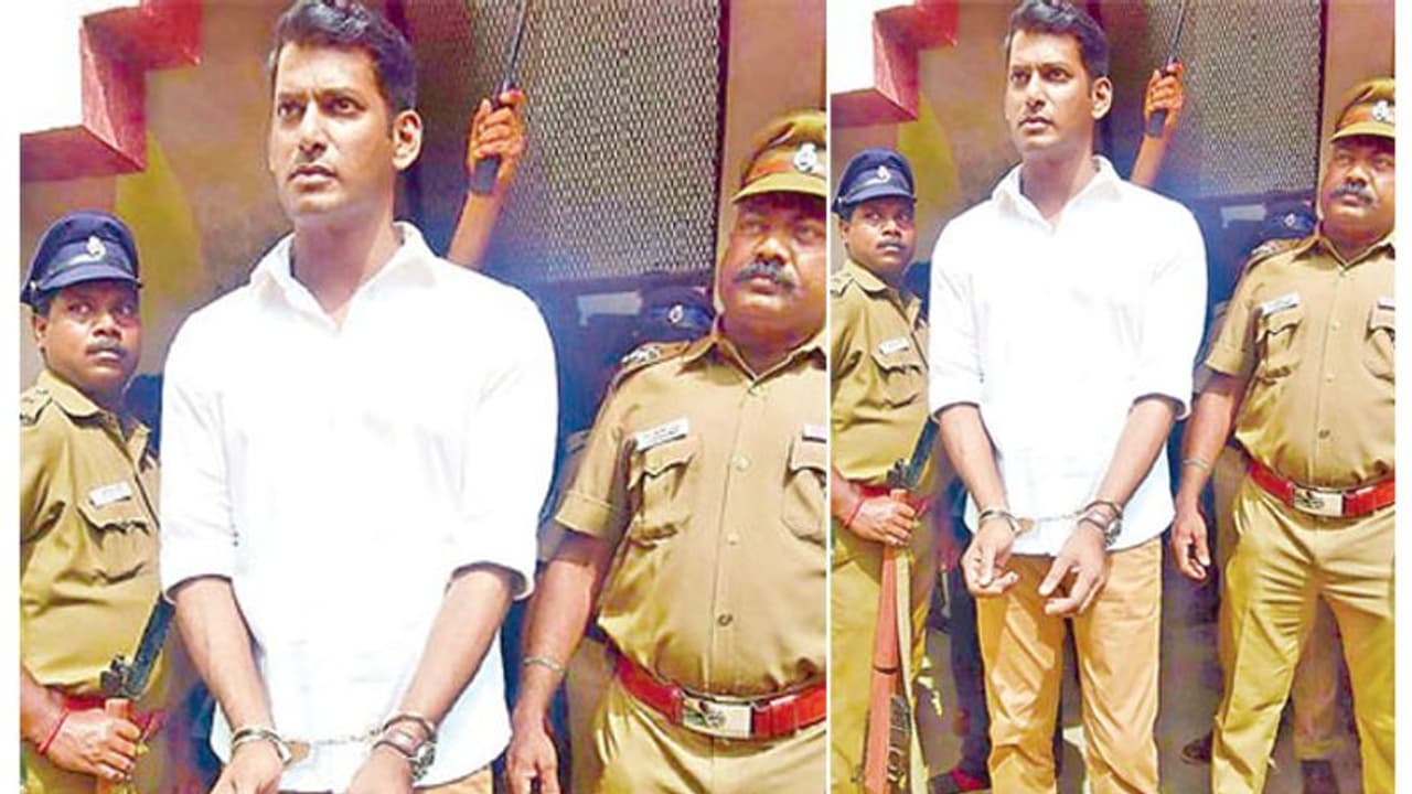 విశాల్ ని అరెస్ట్ చేసిన పోలీసులు.. ఫోటో వైరల్! విశాల్ ని అరెస్ట్ చేసిన పోలీసులు.. ఫోటో వైరల్!